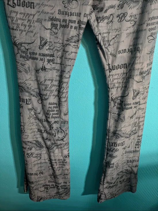 No Boundaries Gray Script Print Boot Cut Leggings - Picture 6 of 7